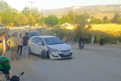 Gölbaşı’nda kontrolden çıkan otomobil direğe çarptı: 5 Yaralı
