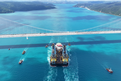 İstanbul Boğazı'nda nefes kesen geçiş! Dev gemi trafiği durdurdu