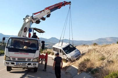 Mersin'de levhaya çarpıp yoldan çıkan araçtakiler yara almadan kurtuldu