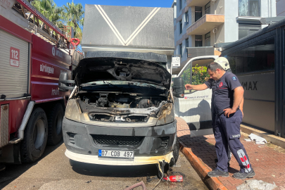Park halindeki nakliye kamyonunda motor yangını