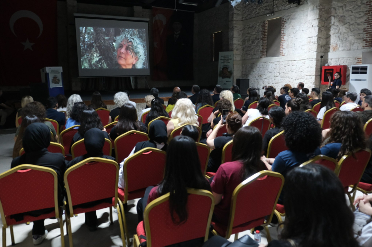 Seyhan ÇEP Ticaret Mesleki ve Teknik Anadolu Lisesi öğretmen ve öğrencileri tarafından hazırlanan “Yaşar Kemal ile Yanan Ormanlarda Yarının Dünyası” sergisi, Adana’da sanat, edebiyat ve çevre bilincini bir araya getirdi. Adana Büyükşehir Belediye Başkan Vekili Güngör Geçer, Türk edebiyatının usta ismi Yaşar Kemal’in doğa sevgisi ve çevre mücadelesini konu alan sergiyi ziyaret etti. Sergide, Yaşar Kemal’in eserlerinde sıkça işlenen doğa, insan ve yaşam ilişkisi ziyaretçilere farklı yönleriyle aktarılırken, son yıllarda artan orman yangınlarının ekosistem üzerindeki etkileri ile sürdürülebilir bir gelecek için yapılması gerekenler de görsel ve interaktif içeriklerle anlatıldı. “Yaşar Kemal Toplumsal Hafızaya Yön Veren Bir İsim” Adana Büyükşehir Belediye Başkan Vekili Güngör Geçer, Yaşar Kemal’in yalnızca Türk edebiyatının önemli isimlerinden biri olmadığını, aynı zamanda doğa ve insan hakları konusunda güçlü bir toplumsal hafıza bıraktığını söyledi. Geçer, 