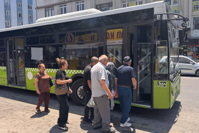 Adana’da bunaltan sıcaklarda dolmuş çilesi: Klimayı aç diyoruz, kapıları açıyorlar