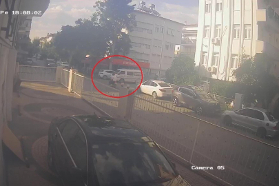 Antalya’da motosiklet sürücüsü kask sayesinde kazayı hafif atlattı