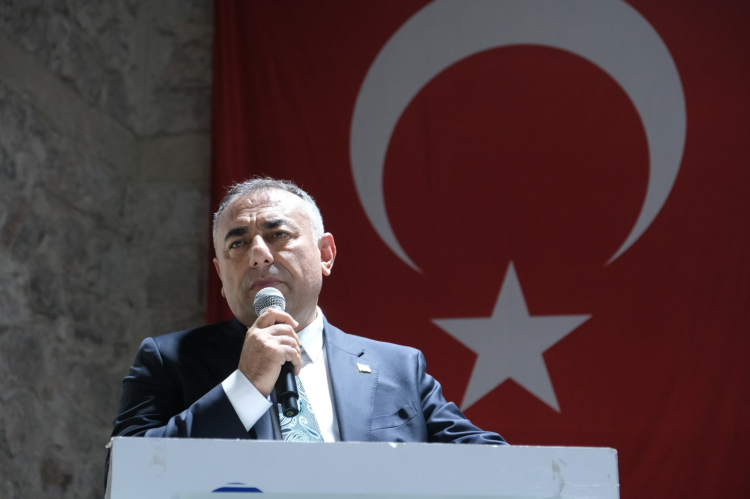 Seyhan ÇEP Ticaret Mesleki ve Teknik Anadolu Lisesi öğretmen ve öğrencileri tarafından hazırlanan “Yaşar Kemal ile Yanan Ormanlarda Yarının Dünyası” sergisi, Adana’da sanat, edebiyat ve çevre bilincini bir araya getirdi. Adana Büyükşehir Belediye Başkan Vekili Güngör Geçer, Türk edebiyatının usta ismi Yaşar Kemal’in doğa sevgisi ve çevre mücadelesini konu alan sergiyi ziyaret etti. Sergide, Yaşar Kemal’in eserlerinde sıkça işlenen doğa, insan ve yaşam ilişkisi ziyaretçilere farklı yönleriyle aktarılırken, son yıllarda artan orman yangınlarının ekosistem üzerindeki etkileri ile sürdürülebilir bir gelecek için yapılması gerekenler de görsel ve interaktif içeriklerle anlatıldı. “Yaşar Kemal Toplumsal Hafızaya Yön Veren Bir İsim” Adana Büyükşehir Belediye Başkan Vekili Güngör Geçer, Yaşar Kemal’in yalnızca Türk edebiyatının önemli isimlerinden biri olmadığını, aynı zamanda doğa ve insan hakları konusunda güçlü bir toplumsal hafıza bıraktığını söyledi. Geçer, 