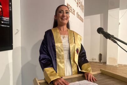 Manisa'da 39 yaşındaki anne üniversiteyi birincilikle bitirdi