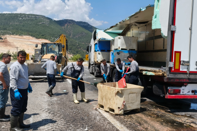 Mersin'de seyir halindeki tırın dorsesi patladı, 15 ton balık atığı yola saçıldı