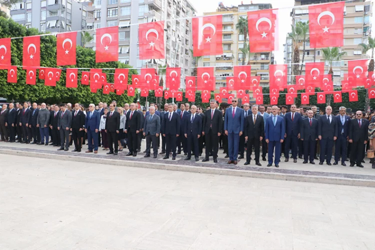 Adana’da Öğretmenler Günü kutlandı