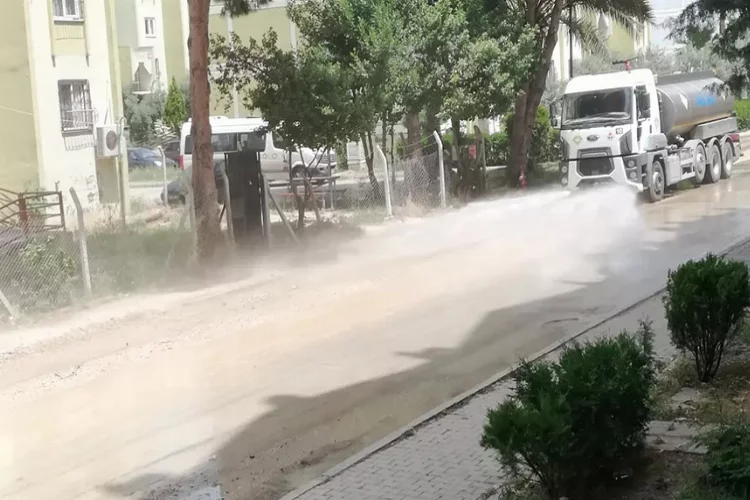 Tozdan şikayetçi olan vatandaşların yolları ASKİ tarafından yıkandı