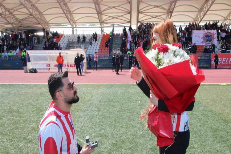 3 ay önce Bilecikspor maçında tanıştılar, aynı statta taraftarın önünde evlenme teklifi etti