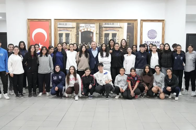 5 Ocak Demirspor Kadın Futbol Kulübü Akay’ı ziyaret etti