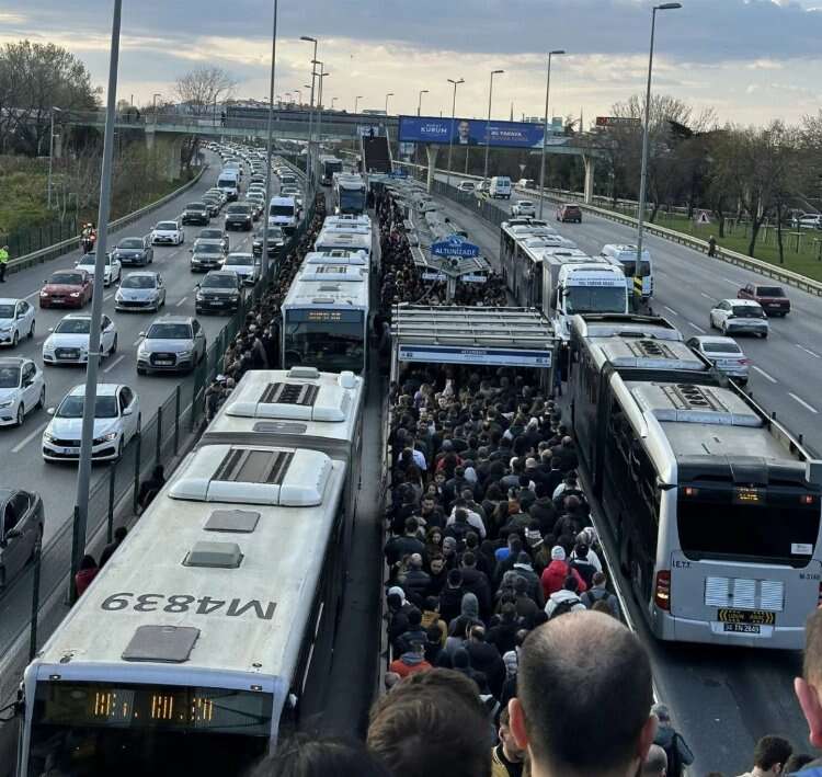 İstanbul'da Ulaşım Krizi Devam Ediyor: Metrobüs Arızası Vatandaşları Mağdur Etti