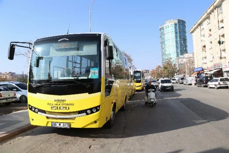 78 yaşındaki Mehmet Kaya Kurtlar Vadisi'nde yolcuları ulutarak anons ediyor