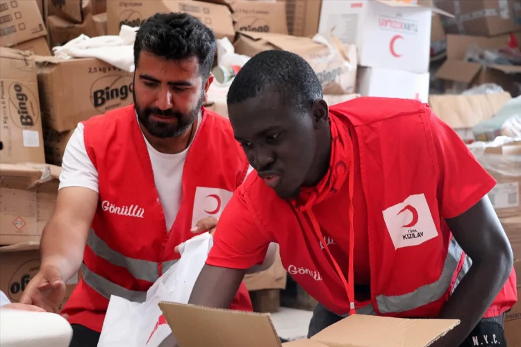 Afrika'dan okumak için geldiği Türkiye'de depremzedelerin yardımına koşuyor