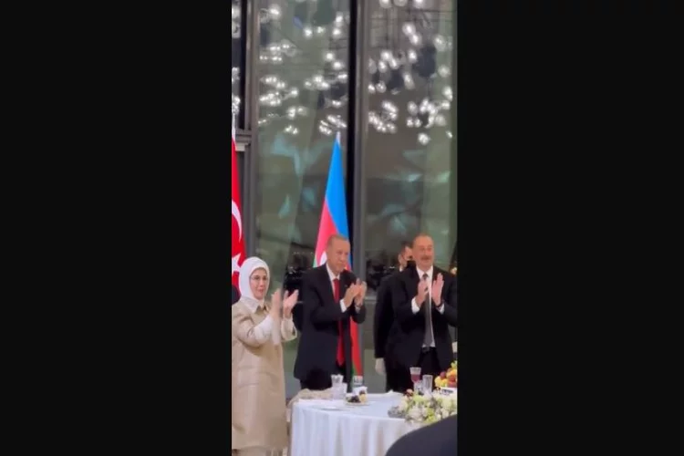 Cumhurbaşkanı Erdoğan, Azerin'in “Çırpınırdın Karadeniz” türküsünü ayakta alkışladı