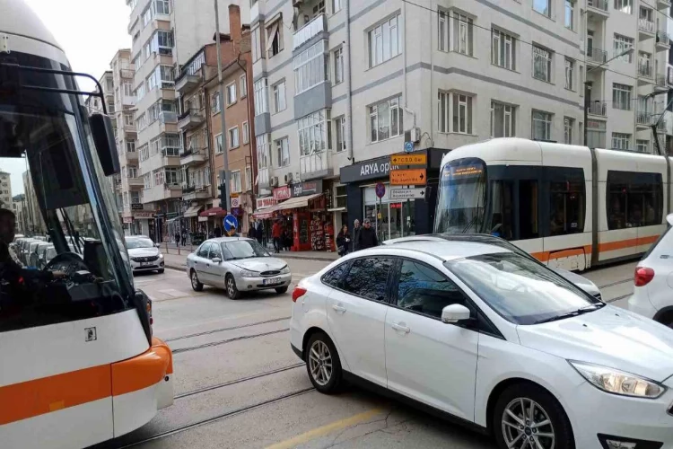 Acele eden sürücüler tramvay geçişlerine engel oldu