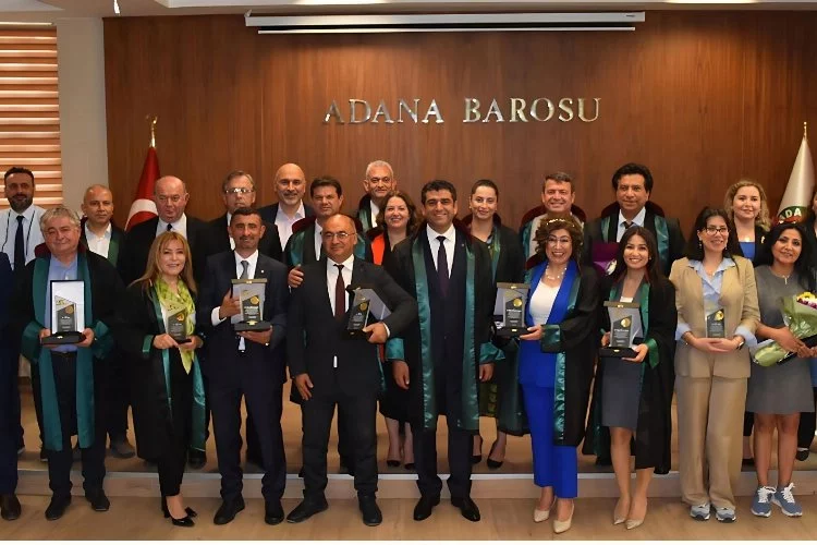 Adana Barosu'ndan meslekte 25 yılını dolduran avukatlara plaket