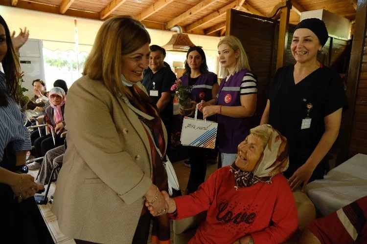 Adana Büyükşehir Belediye Başkanı Zeydan Karalar, huzurevi ziyaretiyle Anneler Günü'nü kutladı