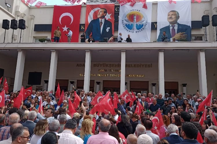 Adana Büyükşehir Belediye binası önünde seçim zaferi şenliği