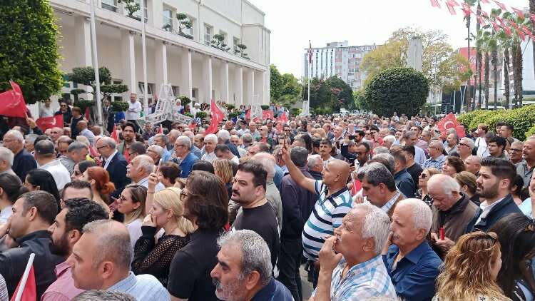 Adana Büyükşehir Belediye binası önünde seçim zaferi şenliği 2
