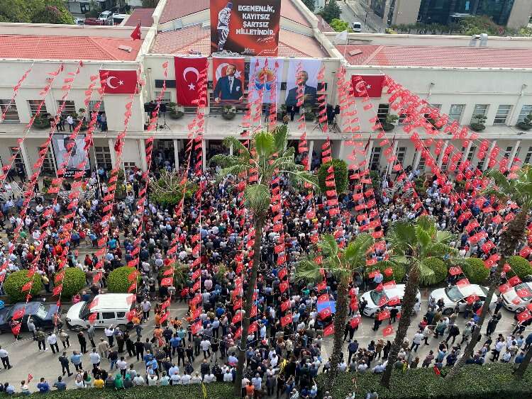 Adana Büyükşehir Belediye binası önünde seçim zaferi şenliği 3
