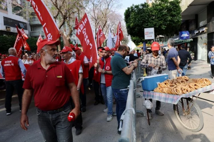 Adana'da 1 Mayıs Emek ve Dayanışma Günü'nde simit ve su satıcıları bariyerlerin arkasında kaldı
