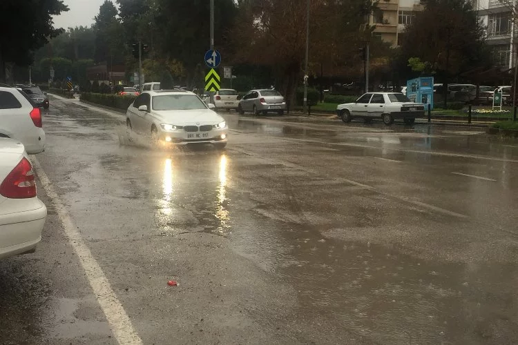 Adana'da baharın ardından sağanak yağış etkili oldu