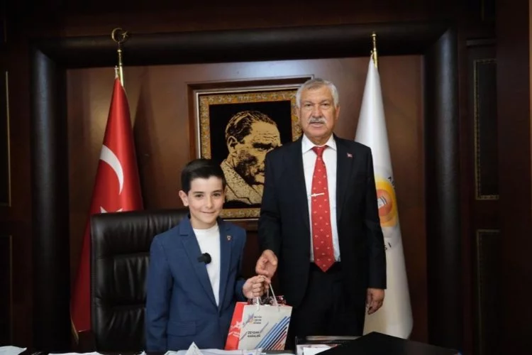 Adana'da Belediye Başkanı, 23 Nisan'da makamını öğrenciye devretti