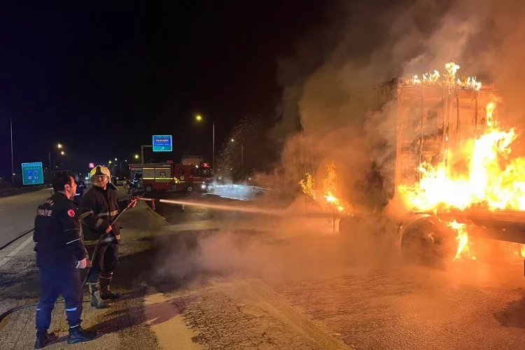 Adana'da çikolata yağı yüklü tırda çıkan yangın söndürüldü