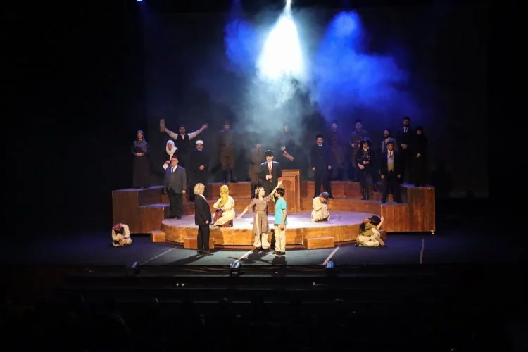 Adana'da "Cumhuriyet'e Doğru" Tiyatro Oyunu Sahnelendi