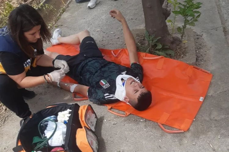 Adana'da devrilen motosikletteki 2 kişi yaralandı