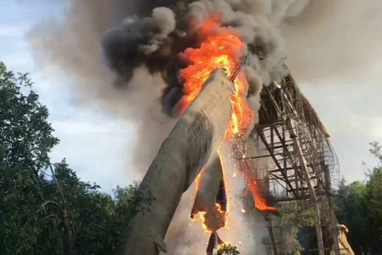 Adana'da Dinozor Park'ta yangın! İtfaiye müdahaleyle yangını söndürdü