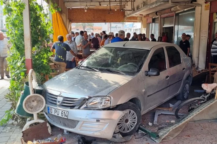 Adana’da ehliyetsiz sürücü kahvehaneye daldı: 1’i ağır 5 yaralı