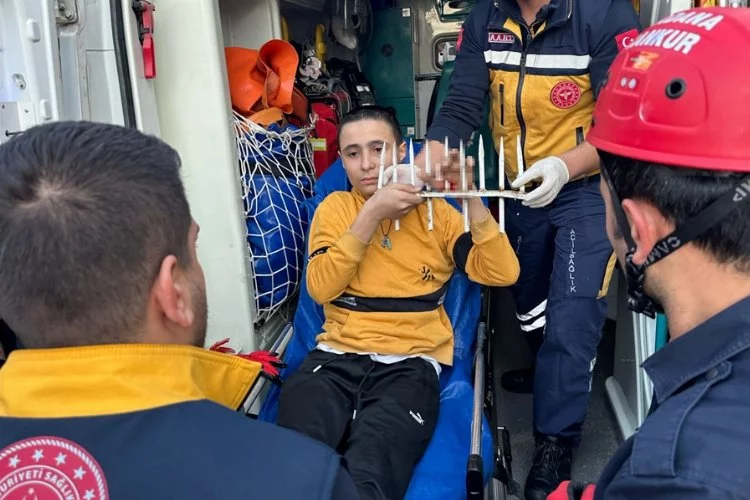 Adana'da eli demir korkuluğa saplanan çocuk itfaiye tarafından kurtarıldı