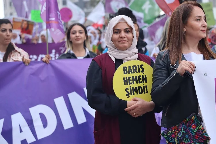 Adana’da kadınlar yine alanlarda