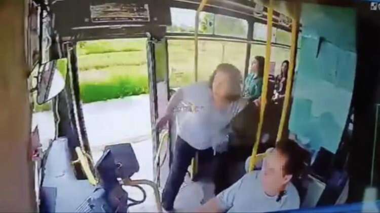 Adana'da kapısı açık seyreden otobüsten düşen kadın ağır yaralandı 2