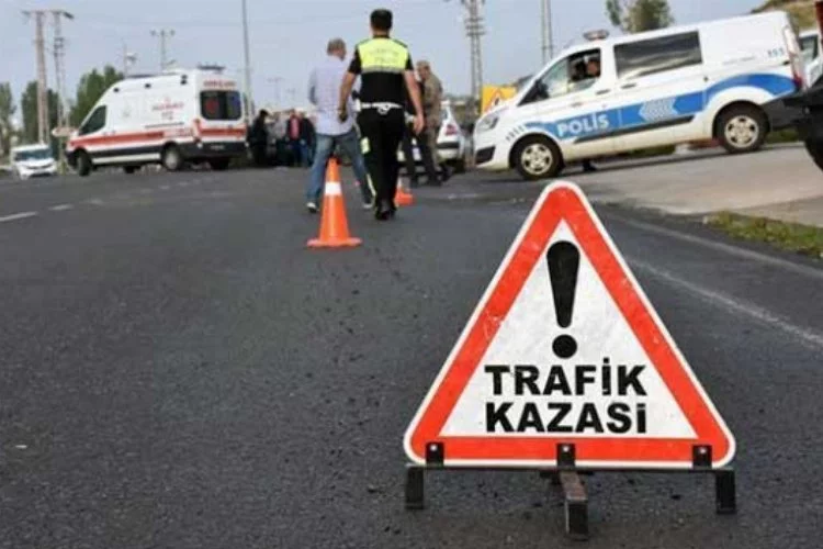 Adana'da kaza yapan otomobil sürücüsü hayatını kaybetti