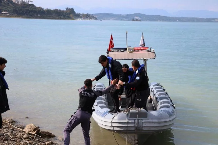 Adana'da mahsur kalan gençler, sualtı polisleri tarafından kurtarıldı