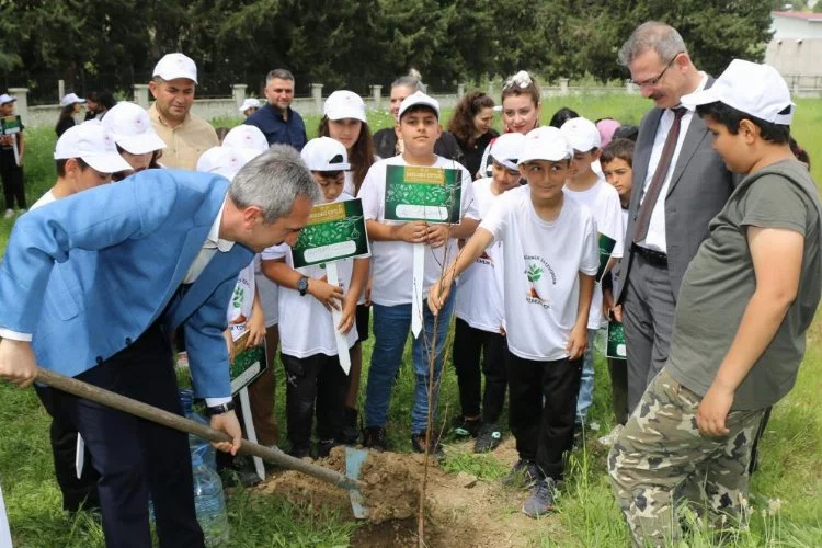 Adana'da 'Okulda Çiftlik' projesi kapsamında öğrencilerle meyve fidanı dikimi gerçekleştirildi