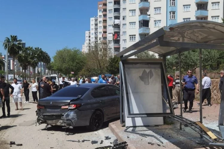 Adana’da otomobil otobüs durağına çarptı: 7 yaralı