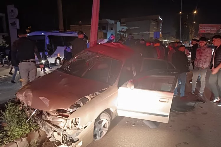 Adana'da otomobilin refüjdeki direğe çarpması sonucu 2 kişi yaralandı