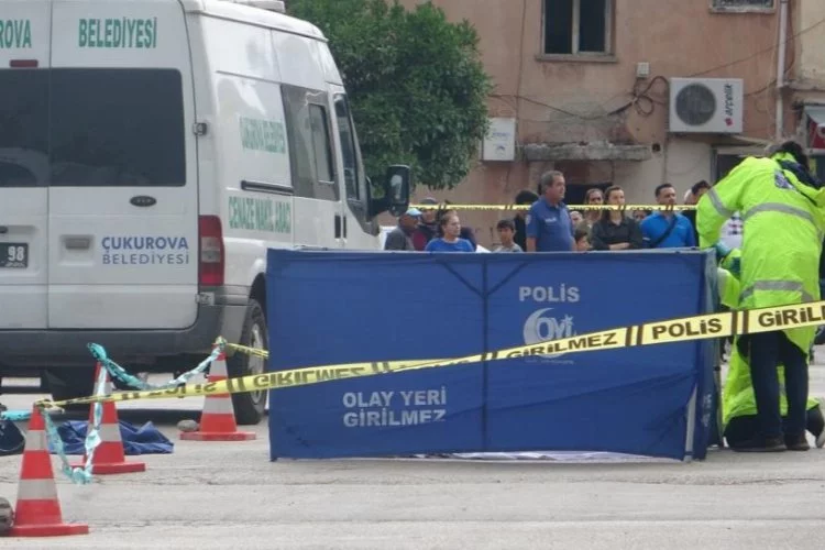 Adana'da özel halk otobüsünün çarpması sonucu kadın hayatını kaybetti