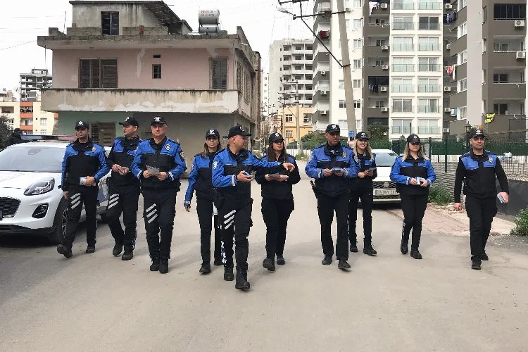 Adana'da polis ekipleri vatandaşları hırsızlık ve dolandırıcılık konusunda bilgilendirdi 