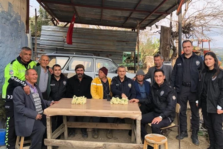 Adana’da polis, Karaisalı’da engelli kardeşleri ziyaret ederek onlara mutluluk getirdi