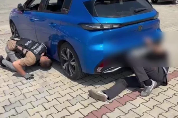 Adana'da polis kovalamacada yakaladığı araçta 2 kilogramdan fazla yasaklı madde ele geçirdi