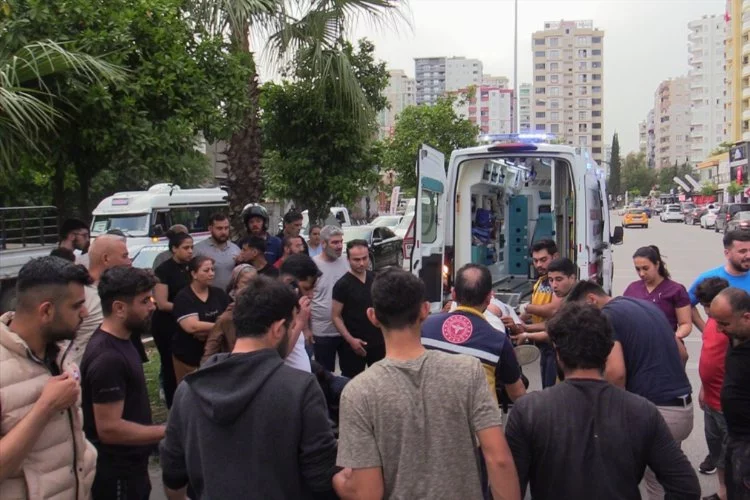 Adana'da refüje çarpan motosikletteki 2 kişi yaralandı