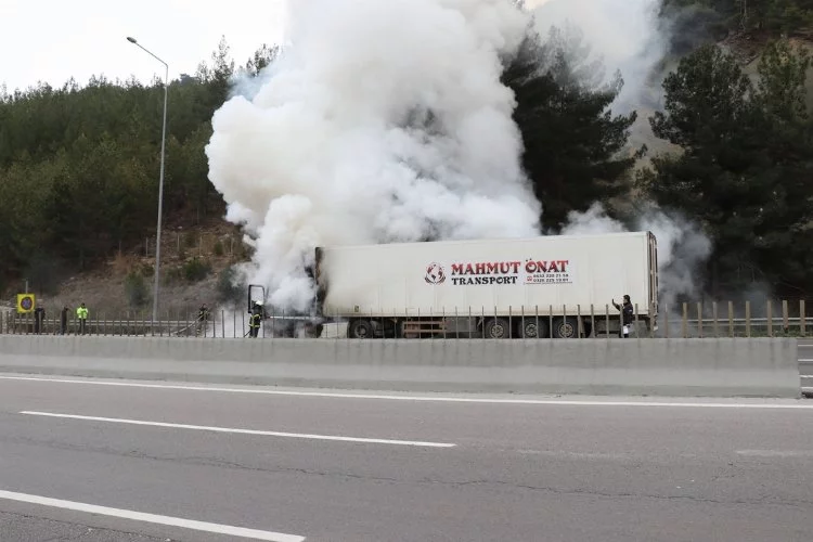 Adana'da seyir halindeki tırda yangın çıktı
