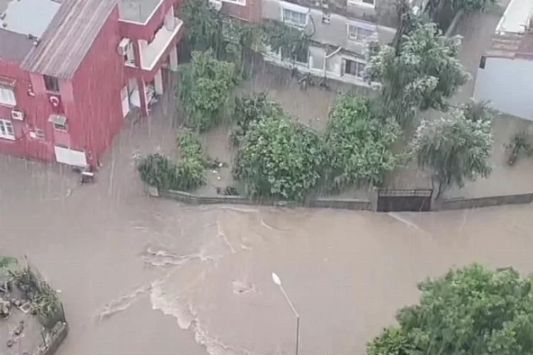 Adana'da şiddetli yağış nedeniyle yollar göle döndü