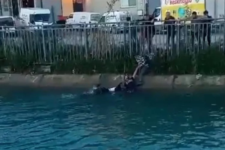 Adana'da sulama kanalına düşen kadın vatandaşlar tarafından kurtarıldı