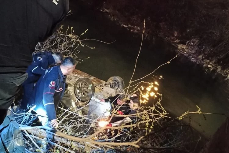 Adana'da sulama kanalına düşen otomobilin sürücüsü yaralandı