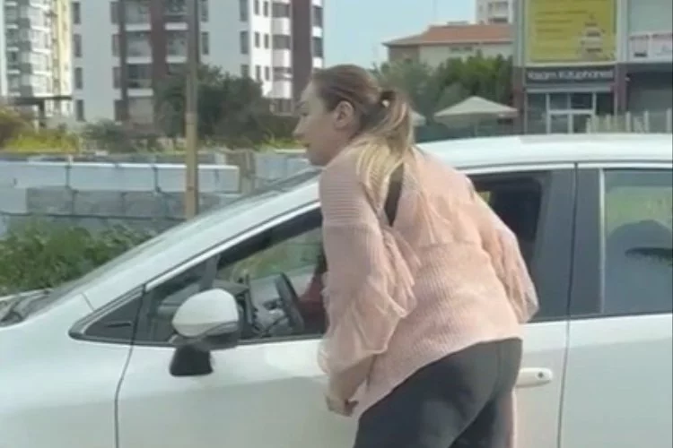 Adana’da trafikte bir kadın, yol verme tartışmasında başka bir kadını otomobilin içinde yumrukladı